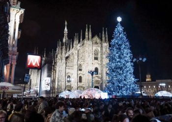 targul-de-craciun-de-la-milano.-cat-costa-un-pahar-de-vin-fiert,-o-portie-de-street-food-sau-branzeturile-italienesti