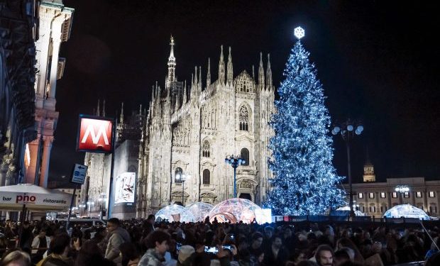 targul-de-craciun-de-la-milano.-cat-costa-un-pahar-de-vin-fiert,-o-portie-de-street-food-sau-branzeturile-italienesti