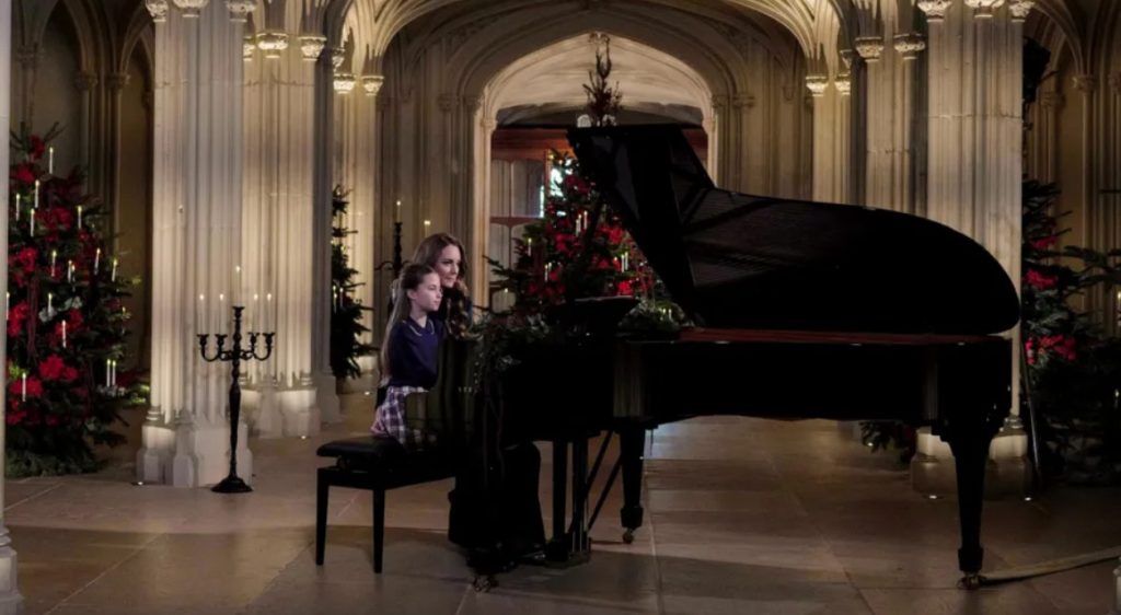 video-printesa-kate,-duet-la-pian-cu-fiica-ei-surpriza-de-craciun-de-la-familia-regala-britanica-–-hotnews.ro