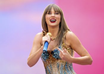 taylor-swift,-cadou-de-craciun-de-doua-milioane-de-dolari-cum-a-impartit-banii-cantareata-americana-–-hotnews.ro