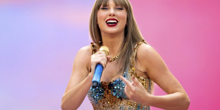 taylor-swift,-cadou-de-craciun-de-doua-milioane-de-dolari-cum-a-impartit-banii-cantareata-americana-–-hotnews.ro