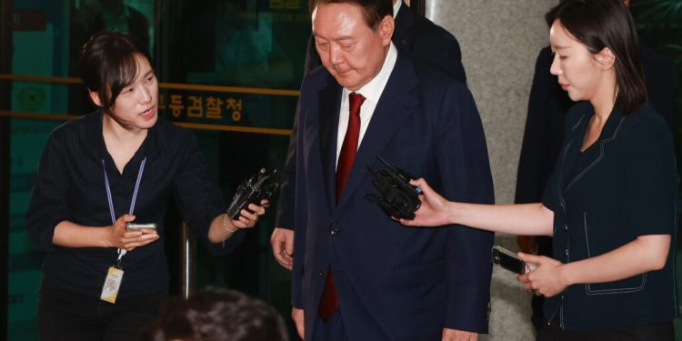 procurorii-cer-10-ani-de-inchisoare-pentru-fostul-presedinte-sud-coreean-yoon-suk-yeol