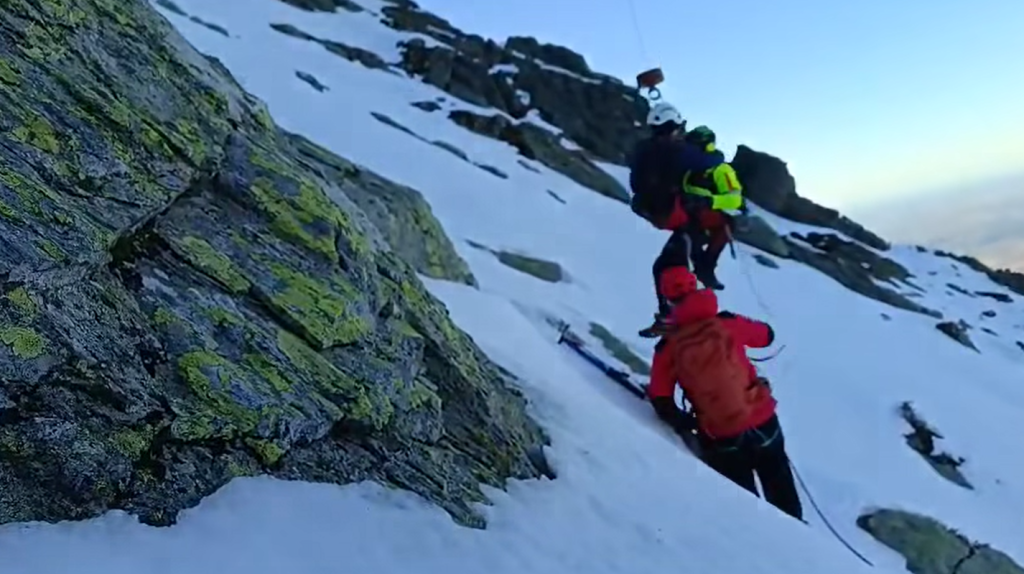 22-de-oameni,-salvati-din-munti-in-ziua-de-craciun-sapte-dintre-ei-au-ajuns-la-spital-–-hotnews.ro