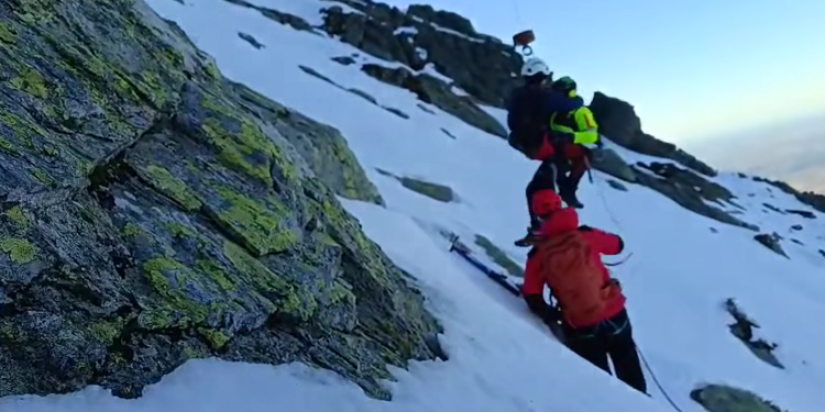 22-de-oameni,-salvati-din-munti-in-ziua-de-craciun-sapte-dintre-ei-au-ajuns-la-spital-–-hotnews.ro