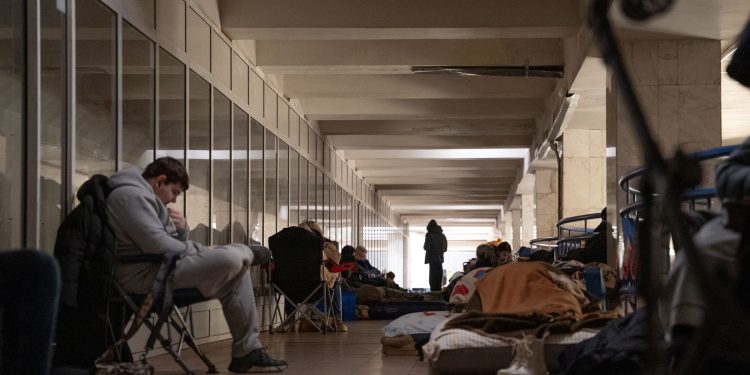 rusii-au-bombardat-masiv,-toata-noaptea,-ucraina-cu-rachete-hipersonice,-balistice-si-de-croaziera,-inainte-de-intalnirea-zelenski-trump-explozii-puternice-la-kiev-–-hotnews.ro