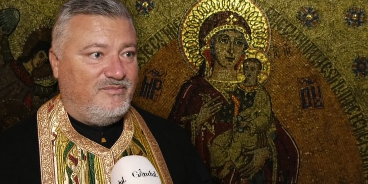craciunul,-sarbatoarea-familiei.-parintele-gabriel-cazacu:-„fiecare-dintre-noi-simtim-ca,-in-aceasta-perioada,-trebuie-sa-facem-bine”