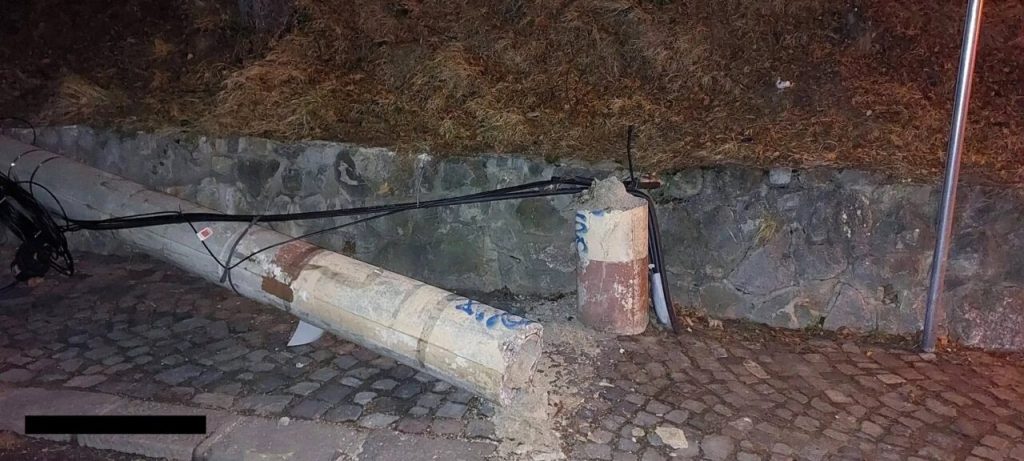 este-viscol-in-statiunile-de-pe-valea-prahovei,-unde-vantul-bate-cu-rafale-de-peste-120-km/h.-mai-multi-copaci-si-stalpi-au-fost-doborati