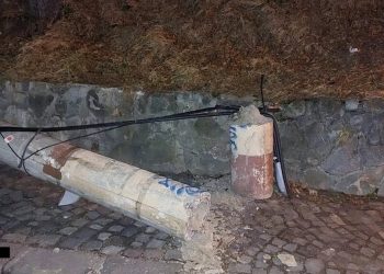 este-viscol-in-statiunile-de-pe-valea-prahovei,-unde-vantul-bate-cu-rafale-de-peste-120-km/h.-mai-multi-copaci-si-stalpi-au-fost-doborati