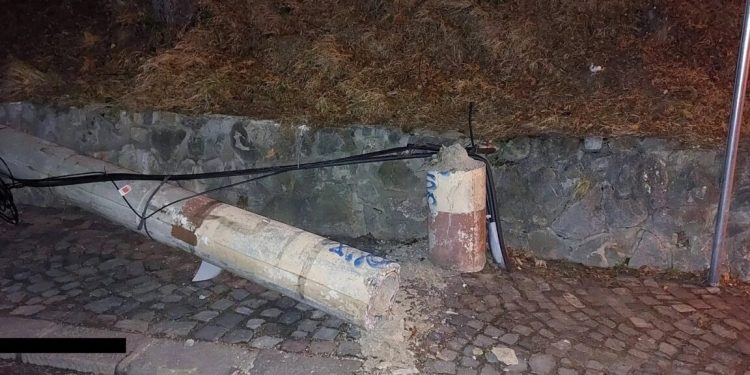 este-viscol-in-statiunile-de-pe-valea-prahovei,-unde-vantul-bate-cu-rafale-de-peste-120-km/h.-mai-multi-copaci-si-stalpi-au-fost-doborati