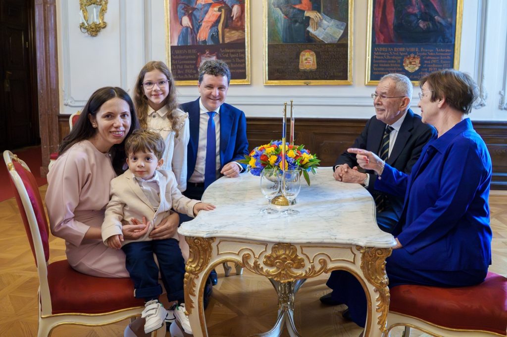 mirabela-gradinaru-povesteste-cum-s-a-schimbat-viata-copiilor-dupa-ce-a-devenit-nicusor-dan-presedinte-cel-mic-a-avut-un-soc-cand-l-am-dus-la-gradinita-in-prima-zi-–-hotnews.ro