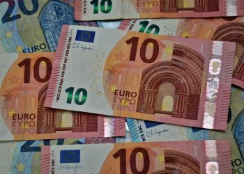 ce-salariu-are-o-tanara-din-est-plecata-in-olanda:-este-platita-cu-aproape-15-euro-pe-ora-pentru-curatenie-in-magazine