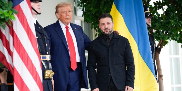 volodimir-zelenski,-imbracat-in-costum,-a-ajuns-la-mar-a-lago-si-a-fost-intampinat-de-donald-trump-/-declaratiile-celor-doi-lideri