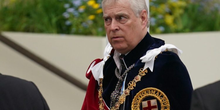 guvernul-britanic,-acuzat-ca-a-blocat-documente-sensibile-pentru-a-proteja-familia-regala