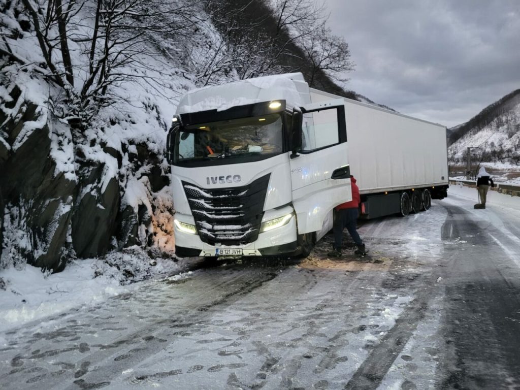 circulatia-a-fost-reluata-pe-valea-oltului,-dar-se-desfasoara-cu-dificultate.-un-autocamion-a-blocat-deszapezirea-pentru-cateva-ore