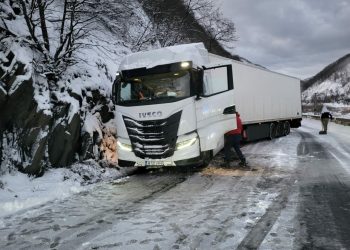 circulatia-a-fost-reluata-pe-valea-oltului,-dar-se-desfasoara-cu-dificultate.-un-autocamion-a-blocat-deszapezirea-pentru-cateva-ore