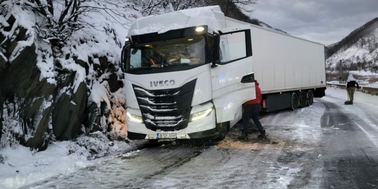 circulatia-a-fost-reluata-pe-valea-oltului,-dar-se-desfasoara-cu-dificultate.-un-autocamion-a-blocat-deszapezirea-pentru-cateva-ore