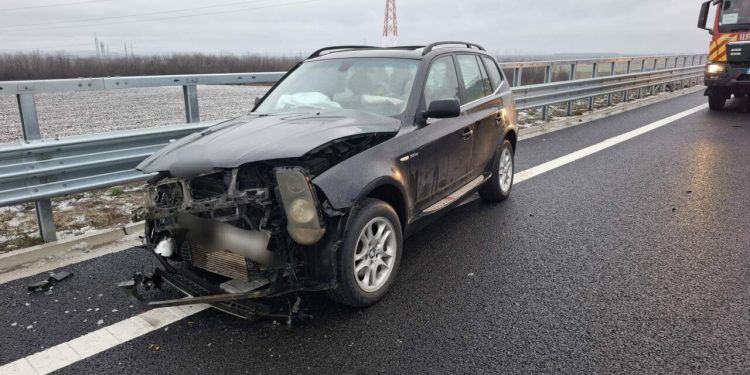 un-sofer-s-a-izbit-de-parapetii-de-pe-dex12-in-incercarea-de-a-depasi-utilajele-de-deszapezire.-masina-s-a-facut-praf