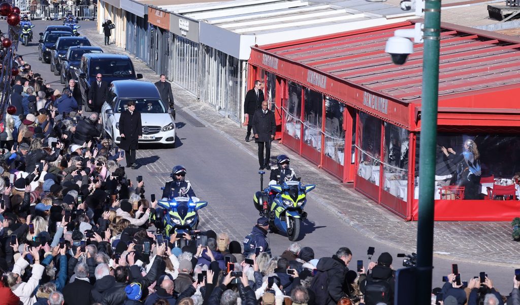 video-brigitte-bardot,-condusa-pe-ultimul-drum-de-francezi-a-fost-cea-mai-frumoasa-femeie-din-lume,-a-spus-mireille-mathieu,-care-a-cantat-la-inmormantare-–-hotnews.ro