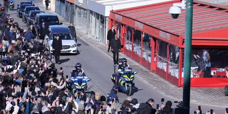 video-brigitte-bardot,-condusa-pe-ultimul-drum-de-francezi-a-fost-cea-mai-frumoasa-femeie-din-lume,-a-spus-mireille-mathieu,-care-a-cantat-la-inmormantare-–-hotnews.ro