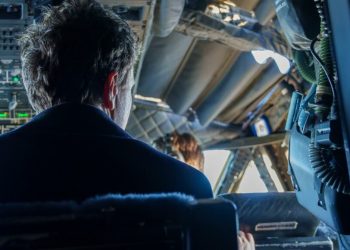 avionul-care-l-a-adus-in-tara-pe-nicusor-dan-a-aterizat-la-bucuresti.-escortat-deasupra-elvetiei-de-doua-avioane-f-18