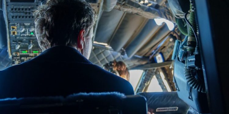 avionul-care-l-a-adus-in-tara-pe-nicusor-dan-a-aterizat-la-bucuresti.-escortat-deasupra-elvetiei-de-doua-avioane-f-18