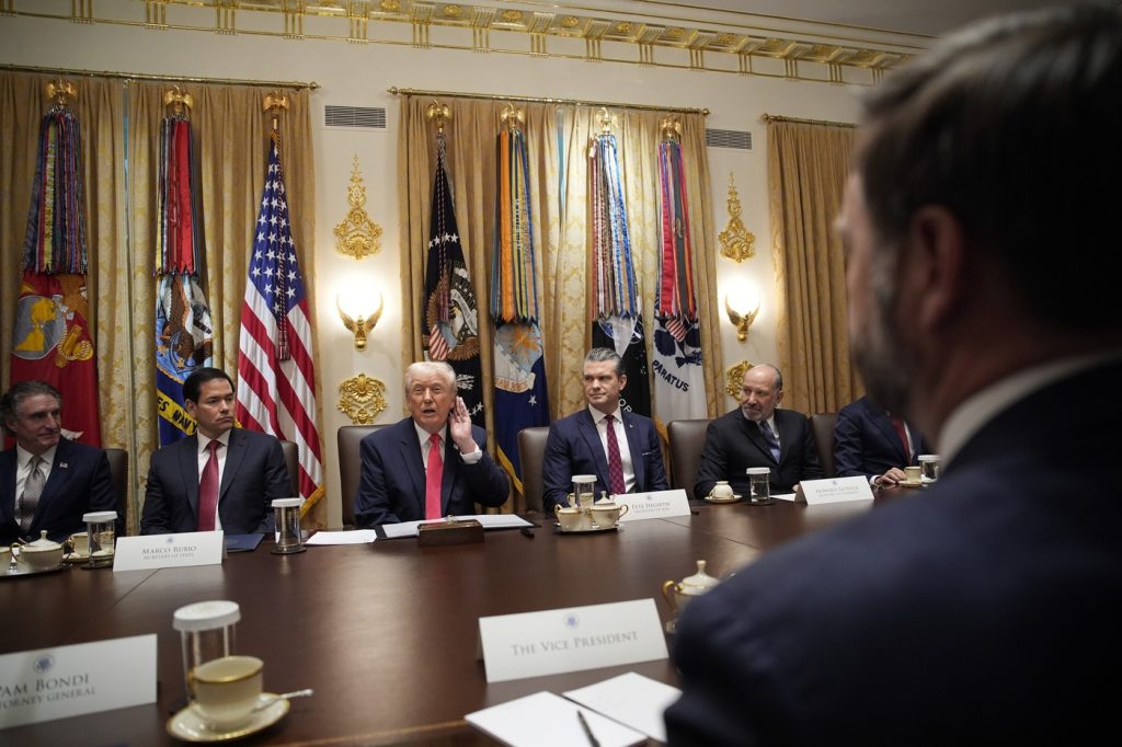 de-ce-i-a-nemultumit-pe-unii-dintre-aliatii-lui-trump-atentia-acordata-de-presedinte-dosarului-venezuela-jd-vance,-printre-cei-care-il-preseaza-–-hotnews.ro