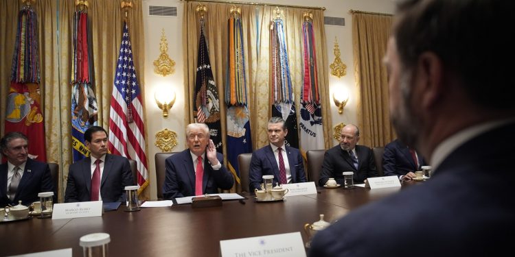 de-ce-i-a-nemultumit-pe-unii-dintre-aliatii-lui-trump-atentia-acordata-de-presedinte-dosarului-venezuela-jd-vance,-printre-cei-care-il-preseaza-–-hotnews.ro