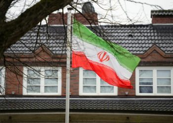 steagul-republicii-islamice-iran,-dat-jos-de-pe-ambasada-iranului-de-la-londra-de-catre-un-protestatar