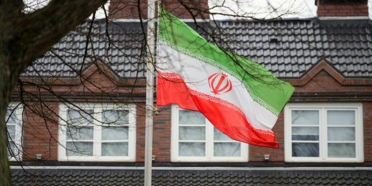 steagul-republicii-islamice-iran,-dat-jos-de-pe-ambasada-iranului-de-la-londra-de-catre-un-protestatar
