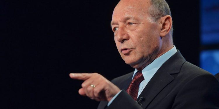 traian-basescu-explica-cum-ar-fi-trebuit-redus-deficitul-bugetar:-aici-trebuia-operat