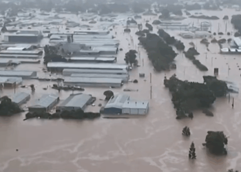 australia:-mii-de-oameni-au-ramas-fara-curent-dupa-ce-un-ciclon-tropical-a-lovit-statul-queensland