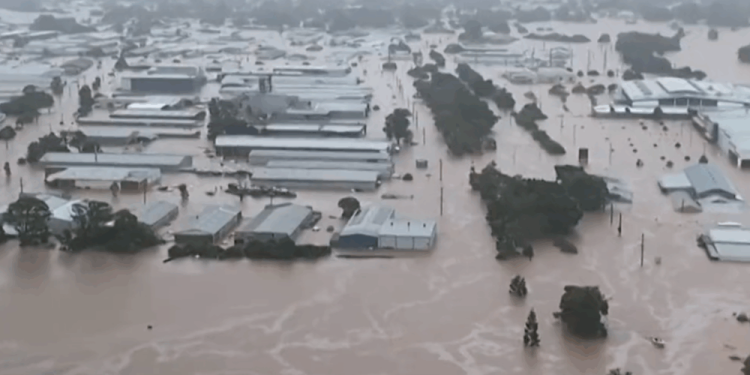 australia:-mii-de-oameni-au-ramas-fara-curent-dupa-ce-un-ciclon-tropical-a-lovit-statul-queensland