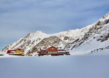 care-a-fost-cel-mai-gros-strat-de-zapada-din-romania-ultimilor-15-ani-si-cand-au-fost-21-de-grade-celsius-la-bucuresti-in-ianuarie-–-hotnews.ro