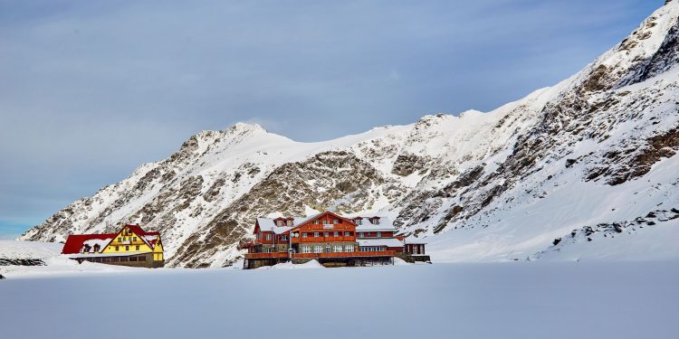 care-a-fost-cel-mai-gros-strat-de-zapada-din-romania-ultimilor-15-ani-si-cand-au-fost-21-de-grade-celsius-la-bucuresti-in-ianuarie-–-hotnews.ro