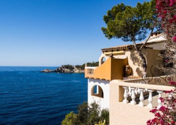 iarna-la-soare:-unde-poti-cumpara-o-resedinta-de-vacanta-cu-vedere-la-mare-de-la-110.000-de-euro