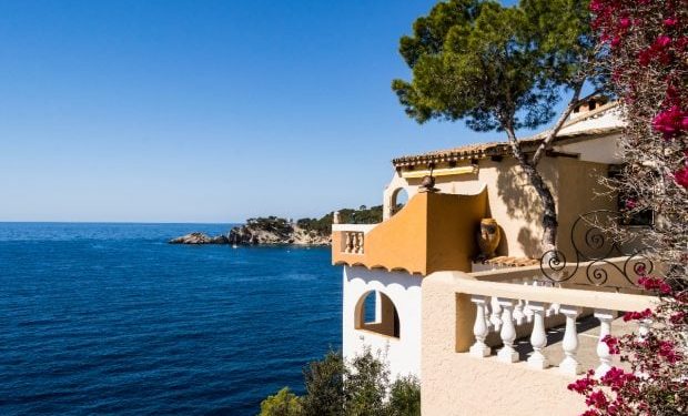 iarna-la-soare:-unde-poti-cumpara-o-resedinta-de-vacanta-cu-vedere-la-mare-de-la-110.000-de-euro