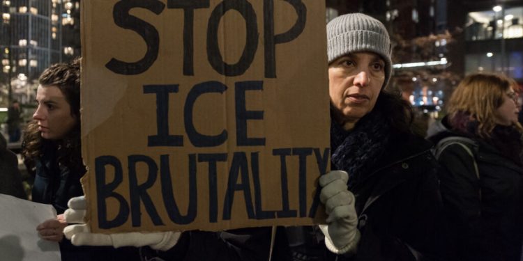 minnesota-va-da-in-judecata-guvernul-federal.-actiunea,-dupa-ce-o-femeie-a-fost-impuscata-mortal-de-un-agent-ice-in-minneapolis