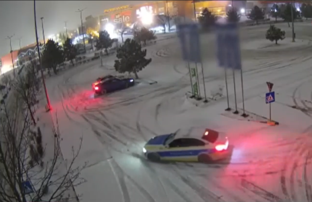 zeci-de-soferi-au-ramas-fara-permisul-de-conducere,-dupa-ce-au-facut-drifturi-in-parcarile-unor-mall-uri