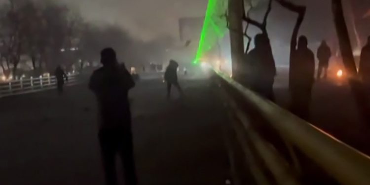 marturie-din-mijlocul-protestelor-sangeroase-de-pe-strazile-din-teheran:-atat-bogatii,-cat-si-saracii-sunt-flamanzi-si-furiosi-–-hotnews.ro