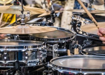 concert-inedit.-un-presedinte-si-un-premier-au-urcat-pe-o-scena-pentru-a-canta-la-toba