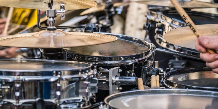 concert-inedit.-un-presedinte-si-un-premier-au-urcat-pe-o-scena-pentru-a-canta-la-toba