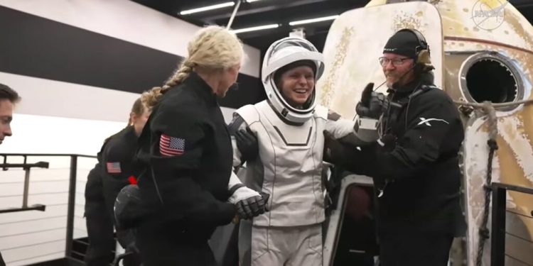 e-bine-sa-fim-acasa:-astronautii-care-si-au-intrerupt-misiunea-din-spatiu,-au-amerizat-cu-succes