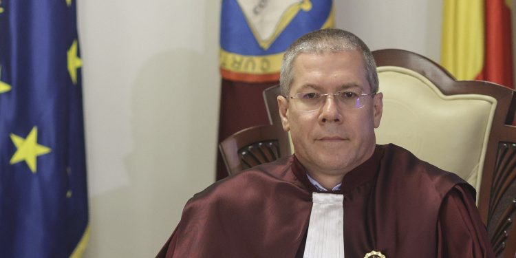 judecatorul-ccr-numit-de-catre-nicusor-dan-este-acuzat-de-incompatibilitate,-inainte-de-sedinta-cheie-pe-pensiile-magistratilor-o-avocata-aur-prezinta-documente-/-ce-spune-judecatorul-–-hotnews.ro