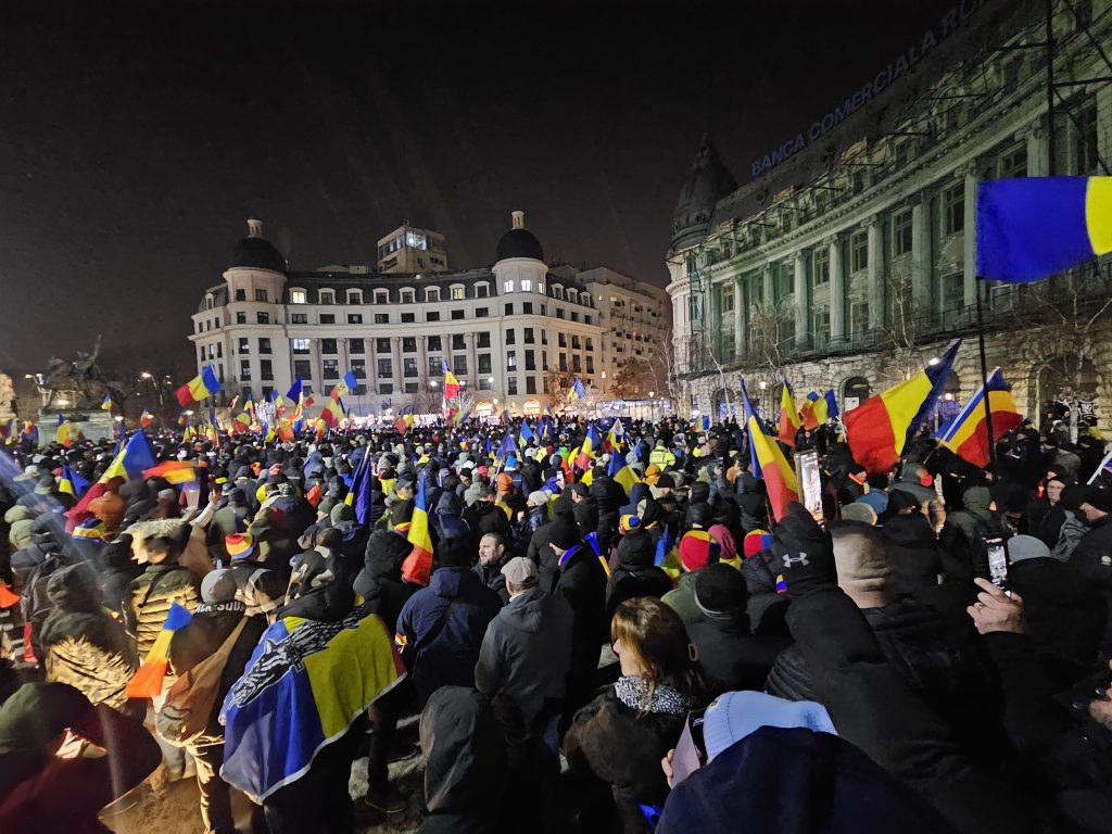 foto/video-protest-acum-in-bucuresti-impotriva-legii-antiromanesti-vexler,-organizat-de-claudiu-tarziu-si-sustinut-de-aur-s-a-scandat-inclusiv-calin-georgescu-presedinte-–-hotnews.ro