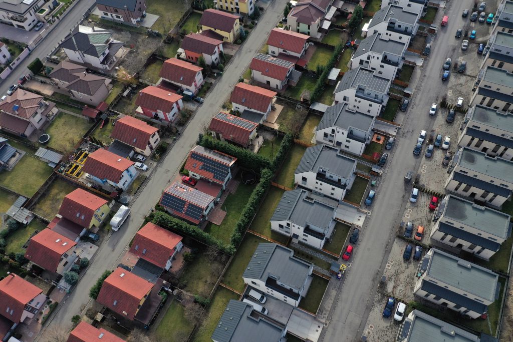 caz-unic-in-romania:-ce-s-a-schimbat-in-localitatea-unde-s-au-dat-primele-amenzi-pentru-lipsa-asigurarii-obligatorii-a-locuintelor-–-hotnews.ro