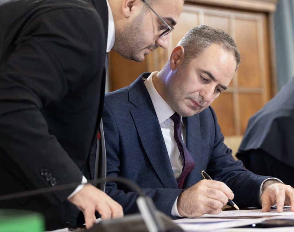 ministrul-finantelor-a-semnat-al-doilea-contract-de-finantare-pentru-autostrada-a1:-prima-autostrada-care-traverseaza-carpatii,-in-linie-dreapta