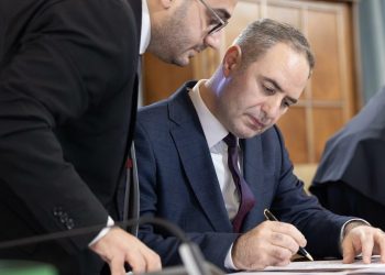 ministrul-finantelor-a-semnat-al-doilea-contract-de-finantare-pentru-autostrada-a1:-prima-autostrada-care-traverseaza-carpatii,-in-linie-dreapta