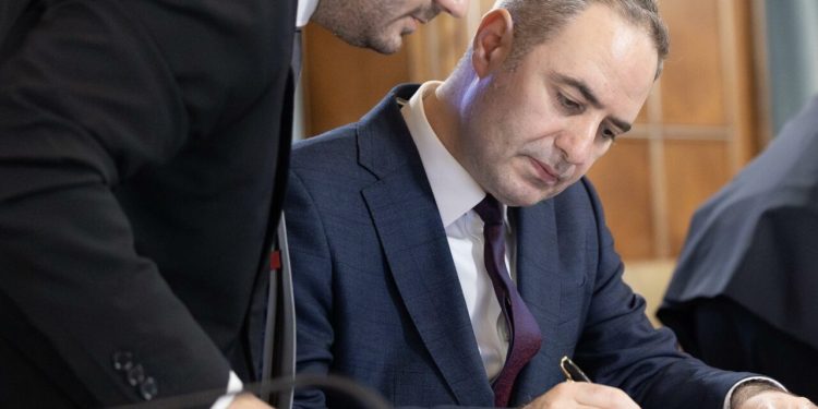 ministrul-finantelor-a-semnat-al-doilea-contract-de-finantare-pentru-autostrada-a1:-prima-autostrada-care-traverseaza-carpatii,-in-linie-dreapta