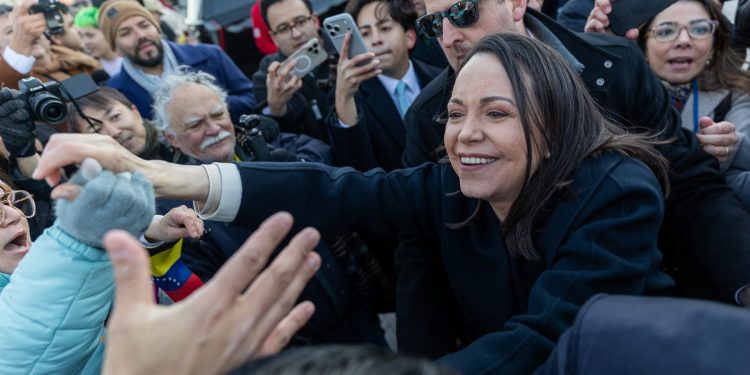 lidera-opozitiei-din-venezuela-anunta-ca-i-a-oferit-lui-trump-medalia-premiului-nobel-pentru-pace-–-hotnews.ro