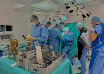 operatie-de-protezare-a-gleznei,-realizata-in-premiera-la-regina-maria-cluj-dr-dragos-apostu:-aceste-interventii-nu-sunt-comune-nici-la-nivel-mondial,-dar-rezultatele-ne-depasesc-asteptarile-–-hotnews.ro